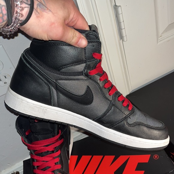 Air Jordan 1 Retro High OG - Picture 3 of 11